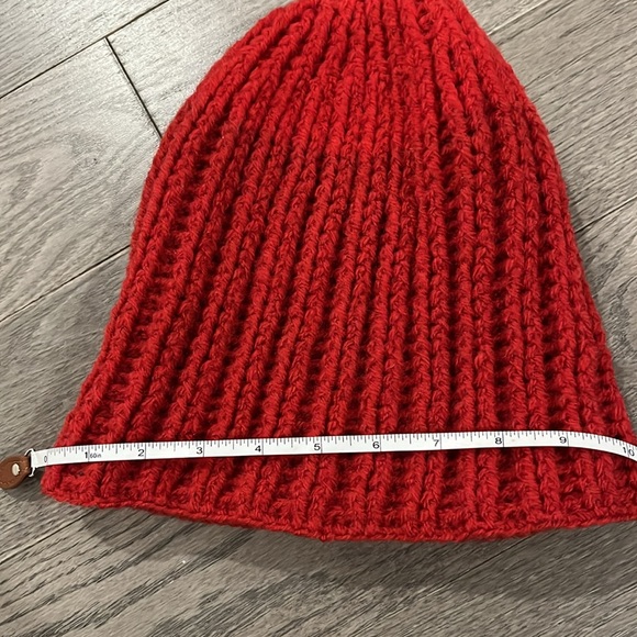 Handcrafted wool winter red hat - Picture 4 of 4